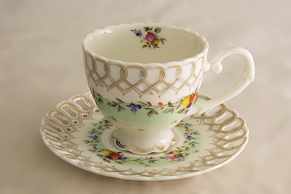 Валберис чашка с блюдцем. Полевые цветы 1. Bristol чашка костяной фарфор. Чайная пара бристоль фарфор. Чайный сервиз primavera.