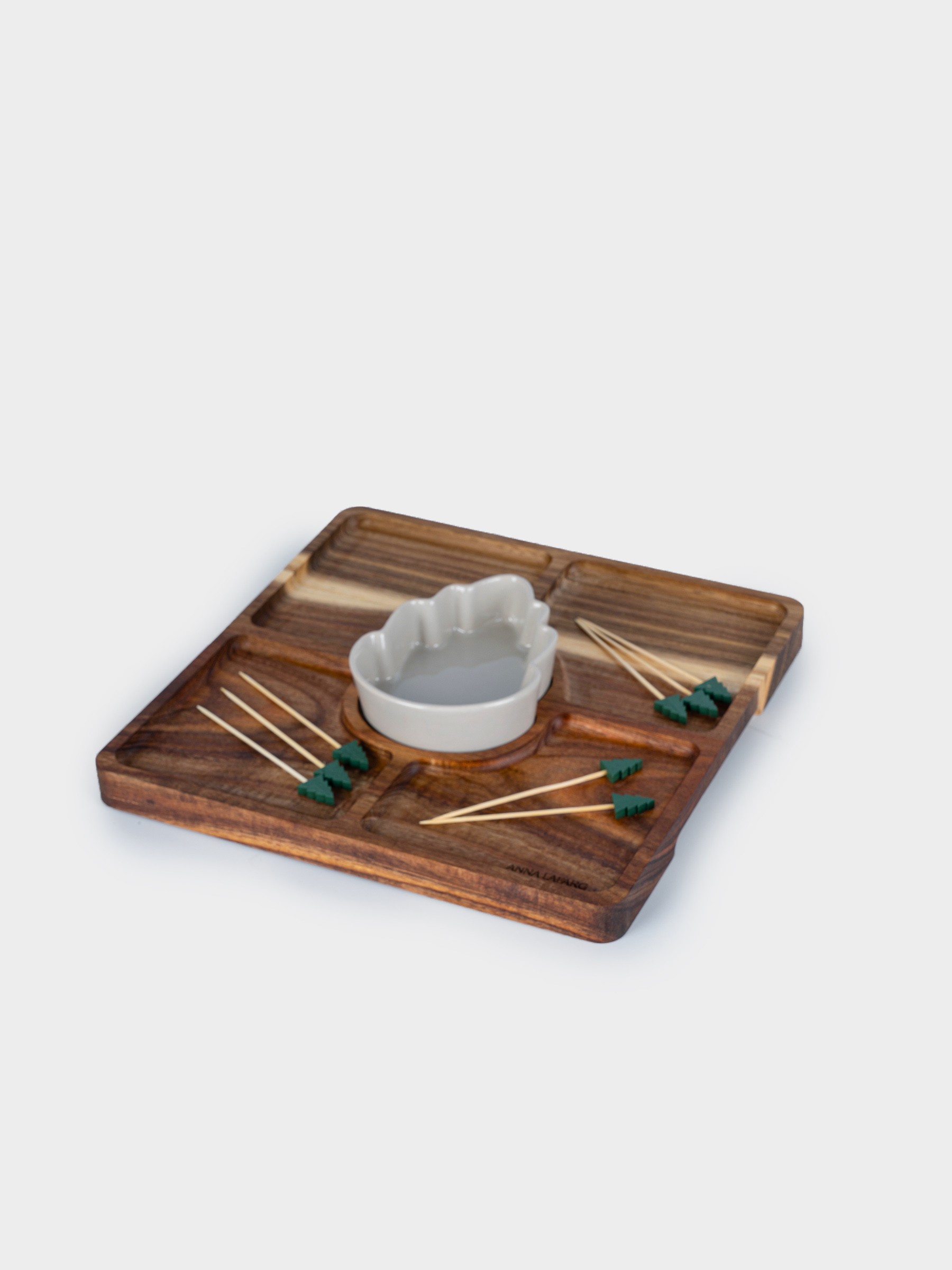 Менажница, 25 см, 4 отделения, с пиалой, со шпажками, дерево/керамика, Шишка Менажница, 25 см, 4 отделения, с пиалой, со шпажками, дерево/керамика, Шишка