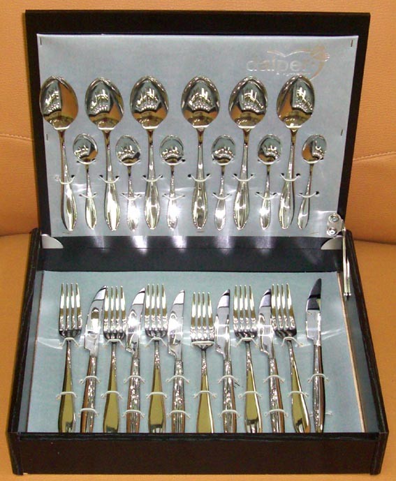 Столовые приборы золотистые с черным. Футляр для столовых приборов подарочный. Подарочный набор столовых приборов. Именные столовые приборы. Сувенирные столовые приборы.