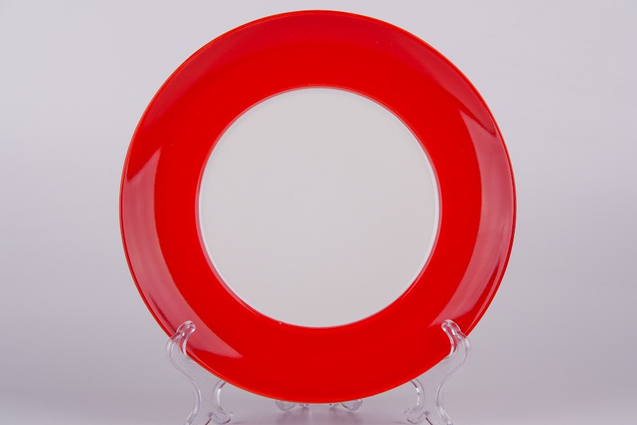 тарелка с красным ободком. пластиковая тарелка для раздаточного материала. 21 блюдце 4 синих остальные красные. тарелка агава. тарелки лфз ссср рябинка.